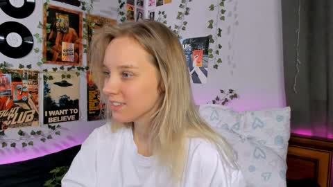 Snapshot of darleneferran chatting on 12/14/24, 08:40 lina online show from 12/14/24, 08:40