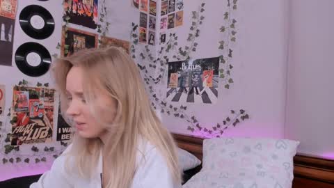 Snapshot of darleneferran chatting on 12/17/24, 02:33 lina online show from 12/17/24, 02:33