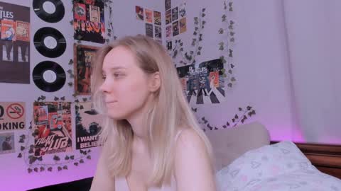 Snapshot of darleneferran chatting on 12/17/24, 08:43 lina online show from 12/17/24, 08:43