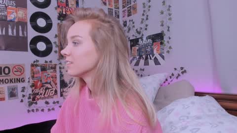 Snapshot of darleneferran chatting on 12/17/24, 11:49 lina online show from 12/17/24, 11:49