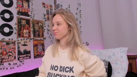 Snapshot of darleneferran chatting on 12/19/24, 08:34 lina online show from 12/19/24, 08:34