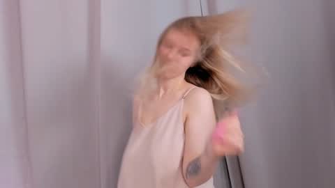 Snapshot of darleneferran chatting on 12/20/24, 11:37 lina online show from 12/20/24, 11:37