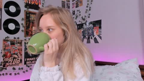 Snapshot of darleneferran chatting on 12/27/24, 08:39 lina online show from 12/27/24, 08:39