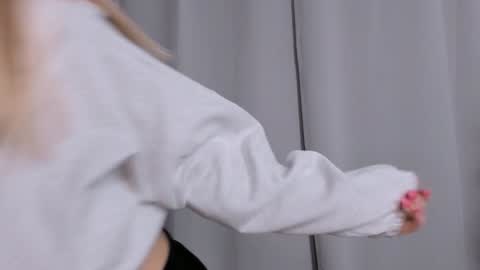 Snapshot of darleneferran chatting on 12/27/24, 11:42 lina online show from 12/27/24, 11:42