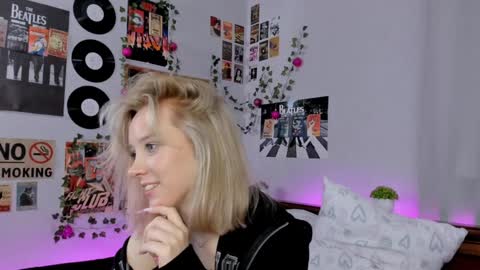 Snapshot of darleneferran chatting on 01/15/25, 02:49 lina online show from 01/15/25, 02:49