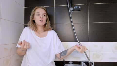 Snapshot of darleneferran chatting on 01/24/25, 08:32 lina online show from 01/24/25, 08:32