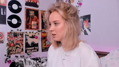 Snapshot of darleneferran chatting on 02/07/25, 11:45 lina online show from 02/07/25, 11:45