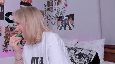 Snapshot of darleneferran chatting on 02/21/25, 11:43 lina online show from 02/21/25, 11:43