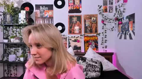 Snapshot of darleneferran chatting on 03/02/25, 09:01 lina online show from 03/02/25, 09:01