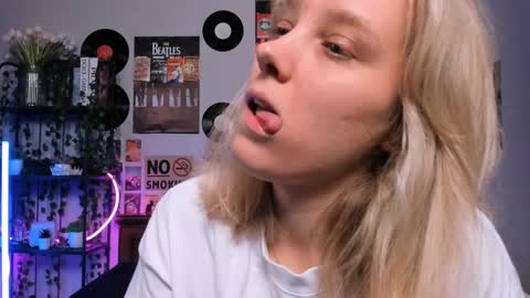 Snapshot of darleneferran chatting on 03/06/25, 08:37 lina online show from 03/06/25, 08:37