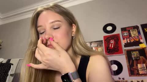 Snapshot of darleneferran chatting on 09/11/25, 10:21 lina online show from 09/11/25, 10:21