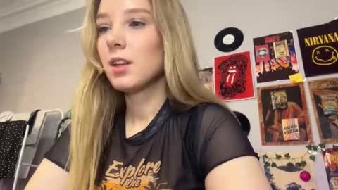 Snapshot of darleneferran chatting on 09/12/25, 09:15 lina online show from 09/12/25, 09:15