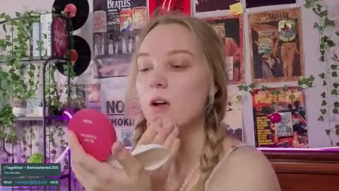 Snapshot of darleneferran chatting on 09/29/25, 09:19 lina online show from 09/29/25, 09:19