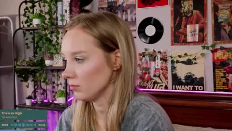 Snapshot of darleneferran chatting on 10/05/25, 09:13 lina online show from 10/05/25, 09:13