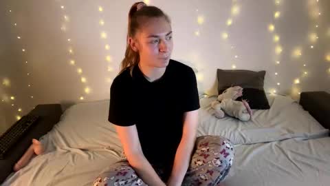 kisses4u  thanks follow me i like new follow  online show from 12/20/24, 10:43