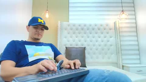 Snapshot of david_victoriaa chatting on 11/28/25, 01:25 david_victoriaa online show from 11/28/25, 01:25