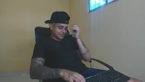 Snapshot of davidlenonn_ chatting on 10/23/25, 02:49 Lennon online show from 10/23/25, 02:49