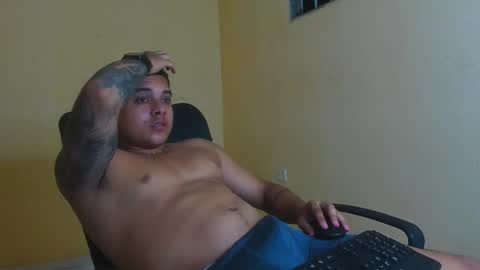 Snapshot of davidlenonn_ chatting on 11/08/25, 06:24 Lennon online show from 11/08/25, 06:24