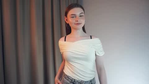 Snapshot of davinagreengo chatting on 04/21/26, 10:12 Louise online show from 04/21/26, 10:12