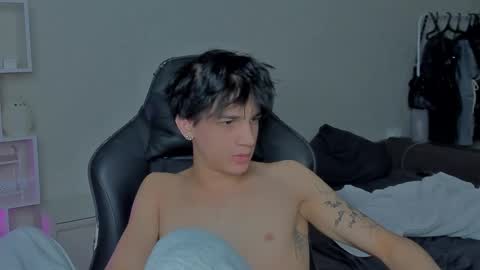 Snapshot of davisross chatting on 12/17/24, 03:28 davis online show from 12/17/24, 03:28