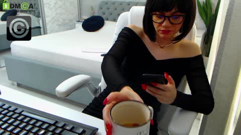 Snapshot of dear_ellisse chatting on 12/19/24, 08:45 Elly online show from 12/19/24, 08:45