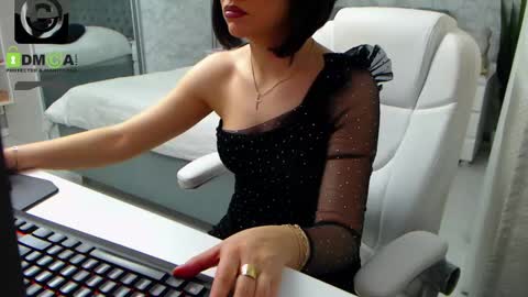 Snapshot of dear_ellisse chatting on 03/01/25, 10:34 Elly online show from 03/01/25, 10:34