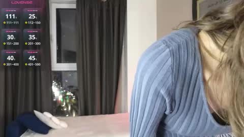 Snapshot of debihenks chatting on 10/27/25, 05:28 Eva online show from 10/27/25, 05:28