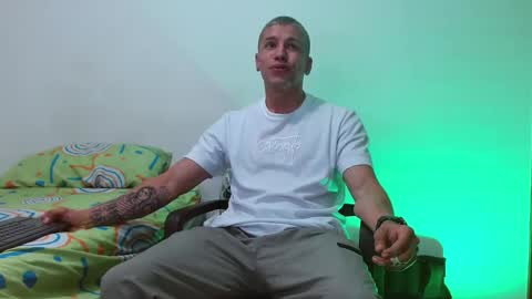 Snapshot of deconrios chatting on 12/22/24, 01:45 Santiago online show from 12/22/24, 01:45