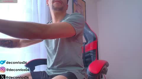 Snapshot of deconrios chatting on 11/24/25, 05:01 Santiago online show from 11/24/25, 05:01