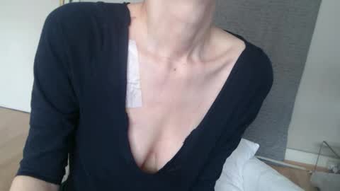 KamiDevi online show from 10/25/25, 12:23