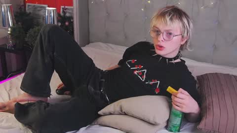 Snapshot of deficitt chatting on 12/26/24, 11:35 deficitt online show from 12/26/24, 11:35