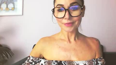 Snapshot of delilah_sweet chatting on 11/03/25, 04:19 delilah_sweet online show from 11/03/25, 04:19