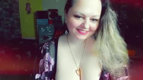 Snapshot of delinnia chatting on 12/19/24, 07:51 Margo online show from 12/19/24, 07:51