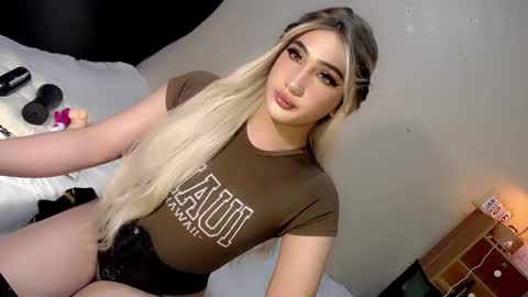 Snapshot of deluxetgirl69 chatting on 01/06/25, 02:48 Chesca online show from 01/06/25, 02:48