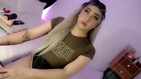 Snapshot of deluxetgirl69 chatting on 09/13/25, 09:31 Chesca online show from 09/13/25, 09:31