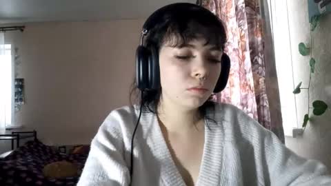 Snapshot of dennapriefert chatting on 11/19/25, 07:08 Aki online show from 11/19/25, 07:08