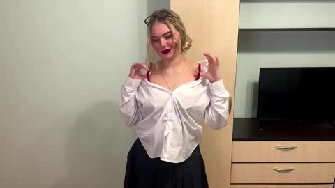 Snapshot of deonnahobb chatting on 02/18/26, 04:03 Luna online show from 02/18/26, 04:03