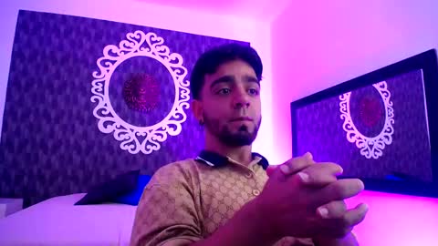 Snapshot of dereck_jhonsonn chatting on 11/11/25, 07:58 Dereck online show from 11/11/25, 07:58