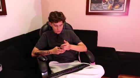 Snapshot of derekswan chatting on 06/12/26, 01:59 Derek online show from 06/12/26, 01:59