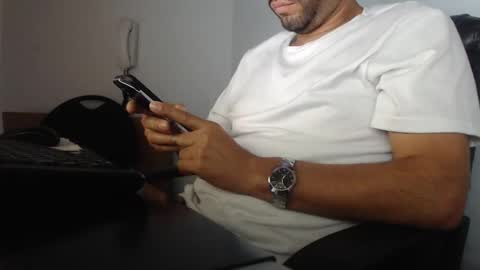 Snapshot of derrik_ chatting on 12/07/24, 12:02 online show from 12/07/24, 12:02