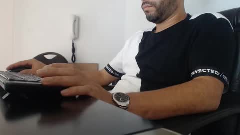 Snapshot of derrik_ chatting on 12/10/24, 06:17 online show from 12/10/24, 06:17