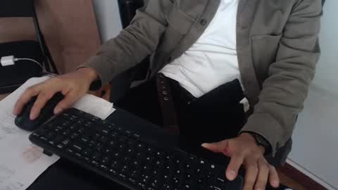 Snapshot of derrik_ chatting on 01/03/25, 04:06 online show from 01/03/25, 04:06