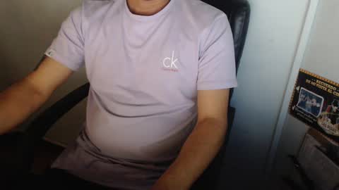 Snapshot of derrik_ chatting on 09/26/25, 02:10 online show from 09/26/25, 02:10