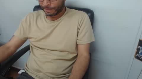 Snapshot of derrik_ chatting on 11/09/25, 03:32 online show from 11/09/25, 03:32