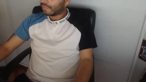 Snapshot of derrik_ chatting on 11/17/25, 12:44 online show from 11/17/25, 12:44