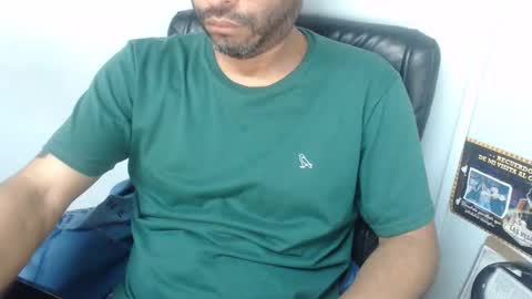 Snapshot of derrik_ chatting on 11/24/25, 12:49 online show from 11/24/25, 12:49