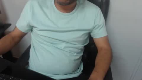 Snapshot of derrik_ chatting on 12/14/25, 05:18 online show from 12/14/25, 05:18