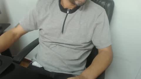 Snapshot of derrik_ chatting on 12/18/25, 12:44 online show from 12/18/25, 12:44