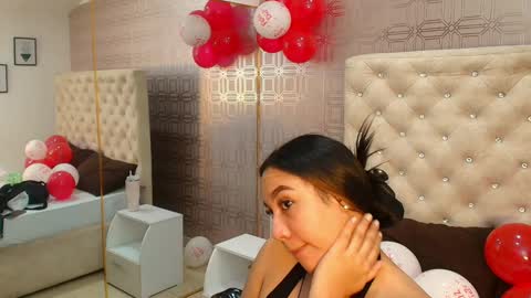 Snapshot of desire_sara chatting on 02/11/25, 12:48 Sara Desire online show from 02/11/25, 12:48