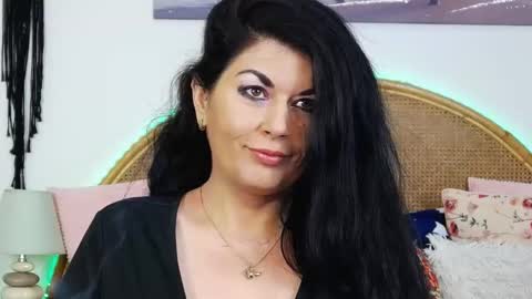 Snapshot of desirehellen chatting on 01/14/25, 08:26 HellenMoon online show from 01/14/25, 08:26